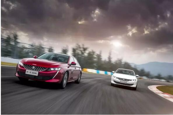 路面是黄虚线时 超车要注重什么！